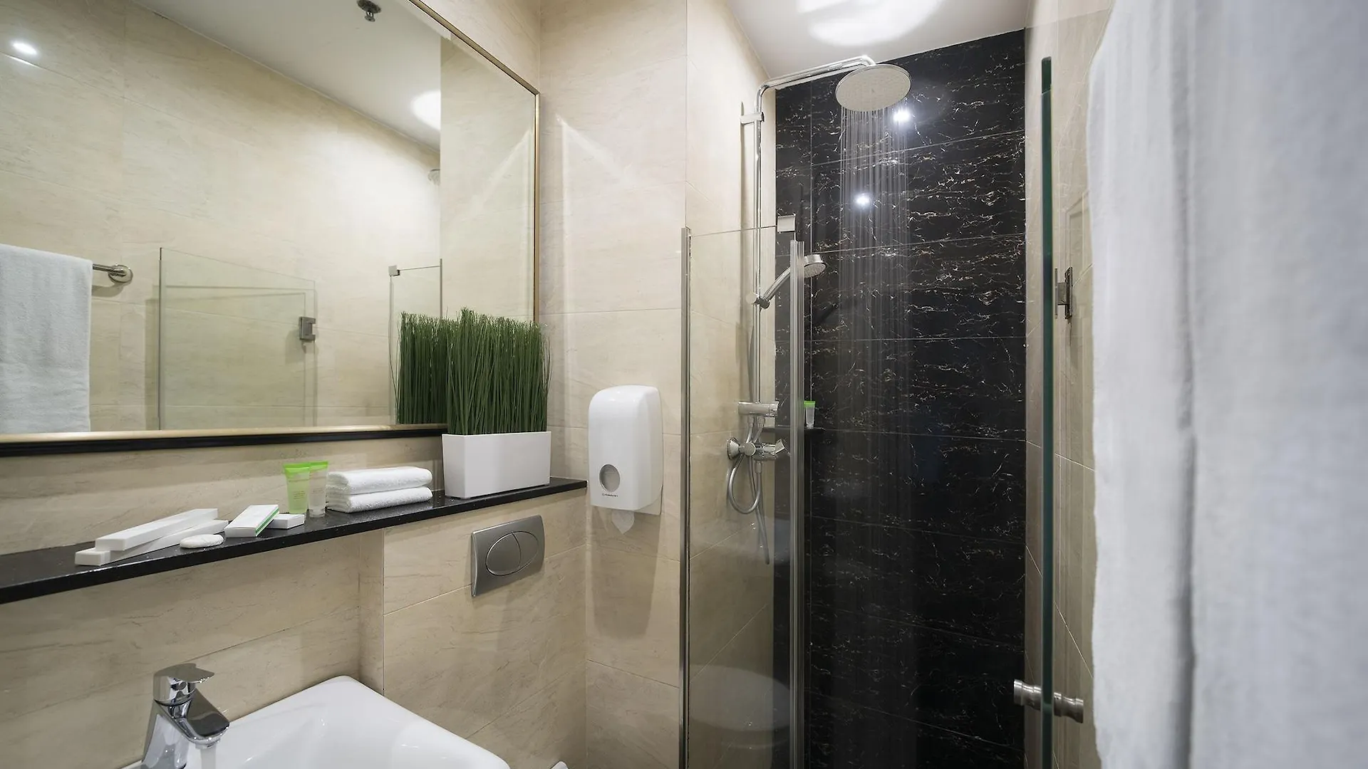 V Hotel Lavender Singapore 4*,